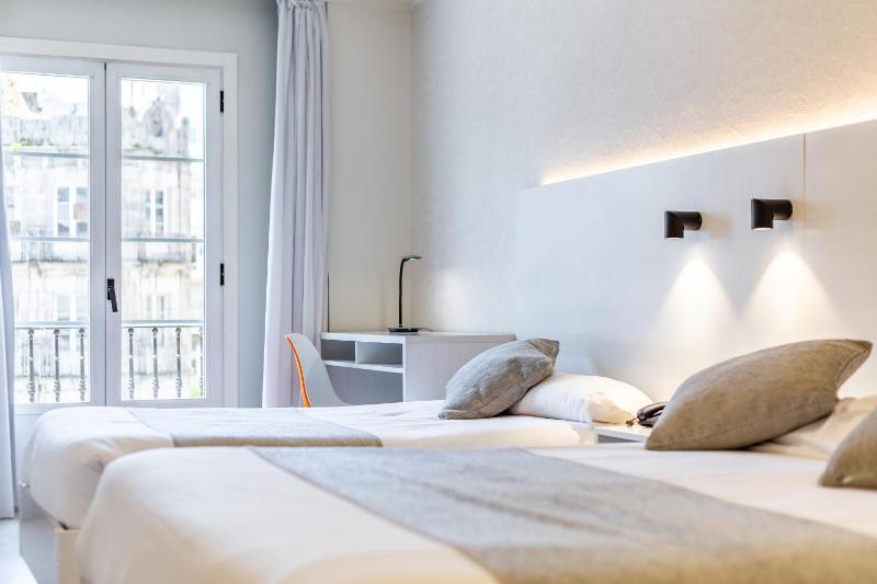 Superior Triple Room with View image 3