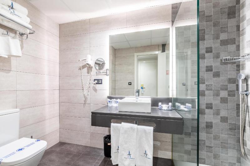Superior Triple Room with View image 2