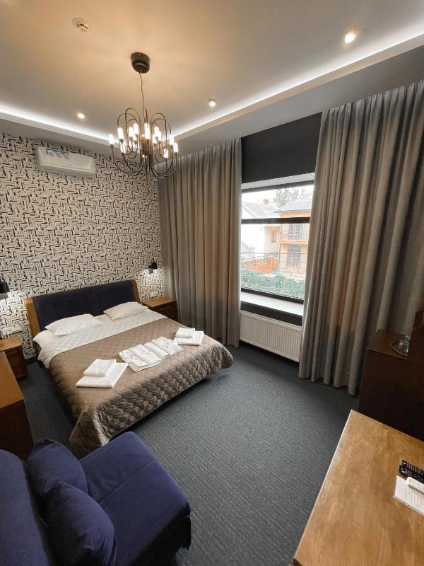 Triple Room with Bath image 4