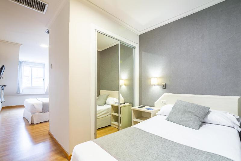 Standard Triple Room image 3