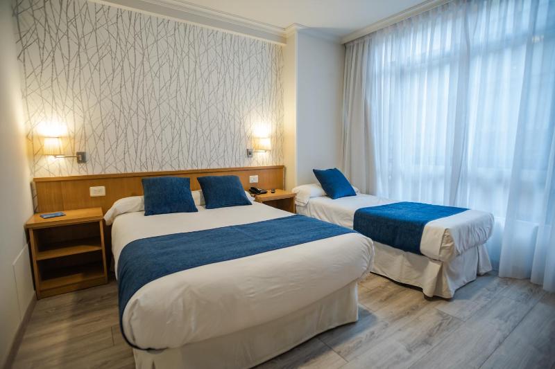 Standard Triple Room image 4