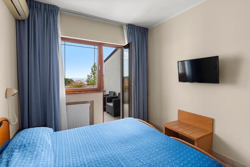Standard Double or Twin Room image 4