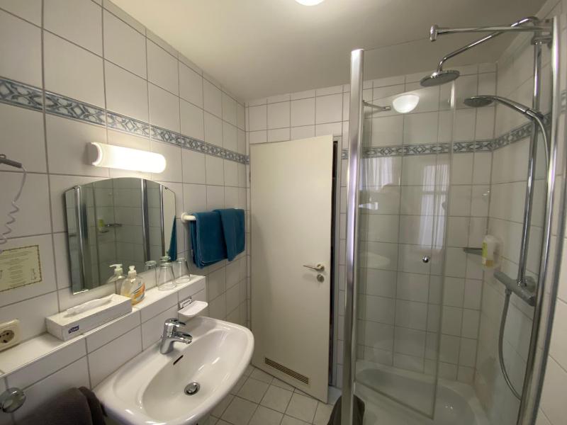 Budget Double Room image 3