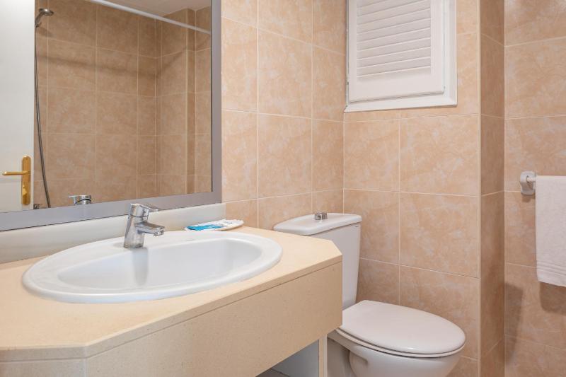Twin Room with Extra Bed (2 Adults + 1 Child) image 4