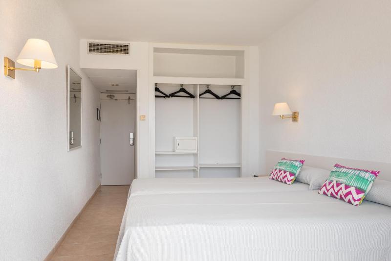 Twin Room image 4