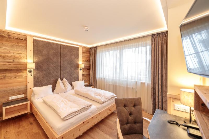 Deluxe Double Room image 3