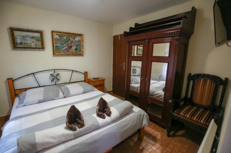 Comfort Two-Bedroom Apartment with Bath image 4