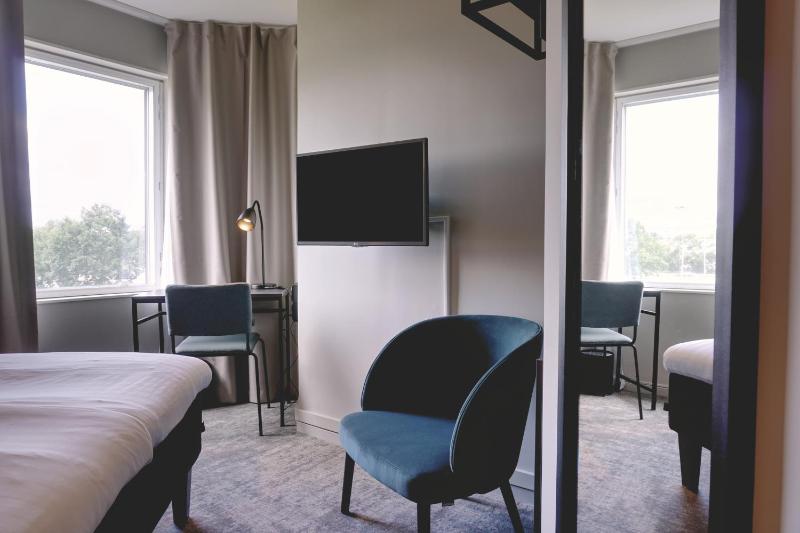 Family Room with Street View image 3