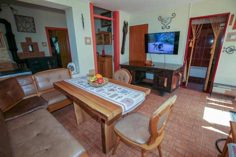 Comfort Two-Bedroom Apartment with Bath image 1