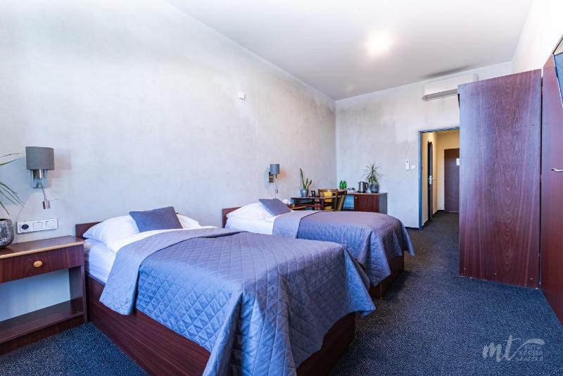 Economy Twin Room image 1