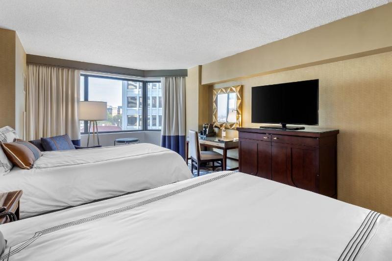 Deluxe Double Room with Two Double Beds image 3