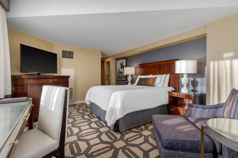Deluxe Room - 1 queen bed image 3