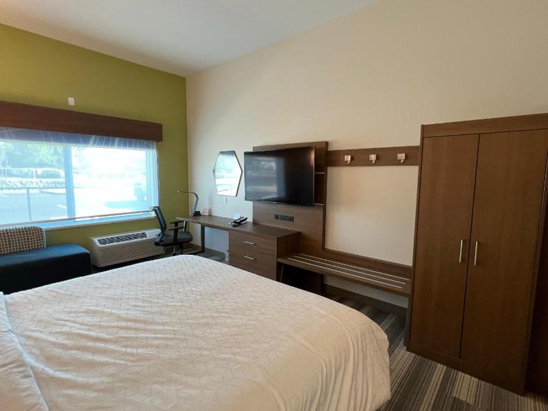 Standard King Room image 2
