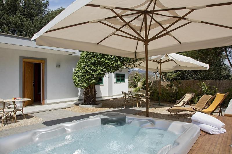 Two-Bedroom Suite with Outdoor Jacuzzi image 2
