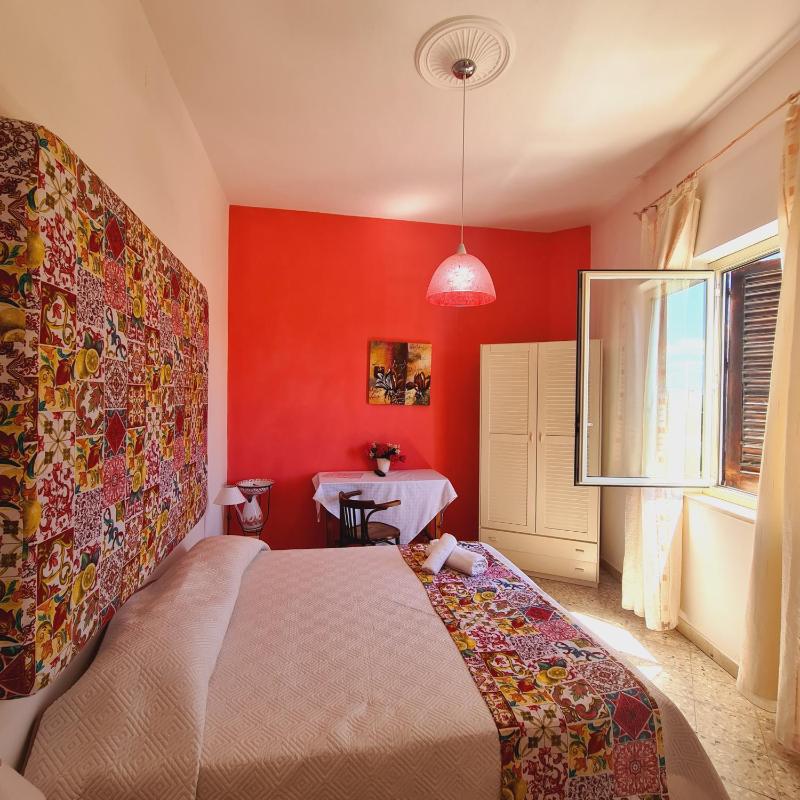 Single Room with Bathroom image 1