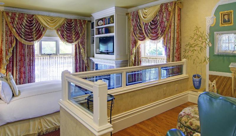 Queen Suite - Library