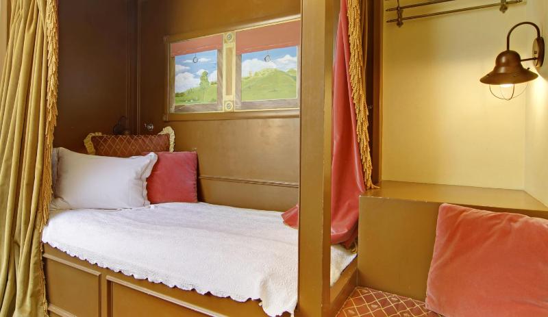 Queen Suite - Library image 2