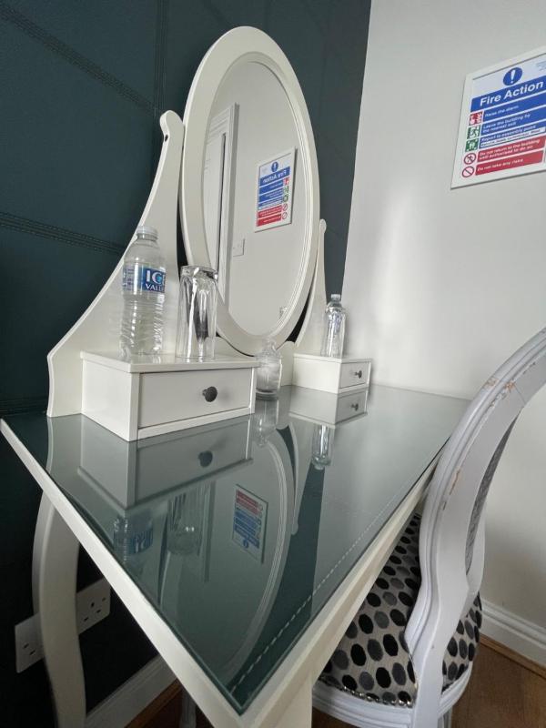 Standard Twin Room image 4