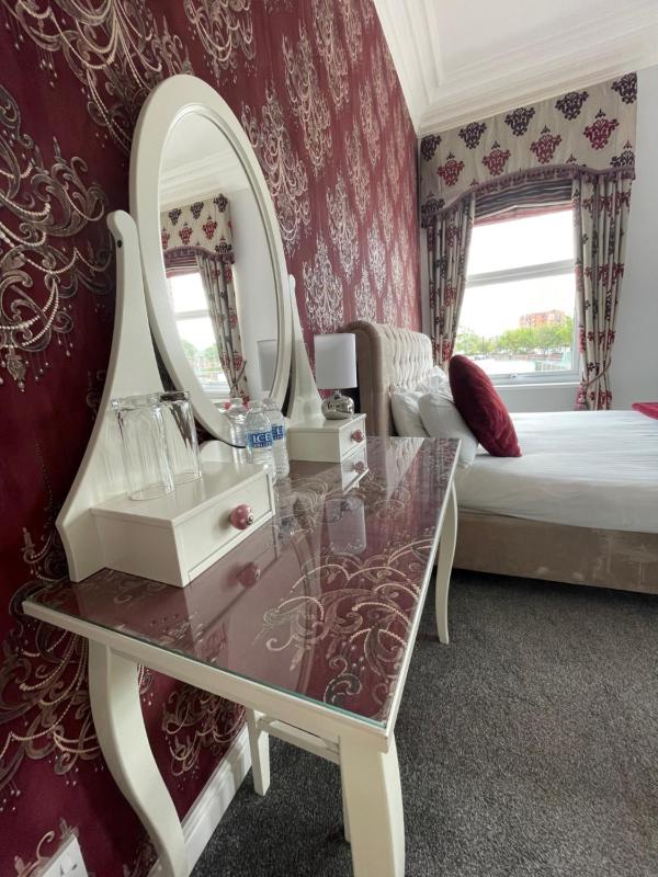 Deluxe Double Room image 2