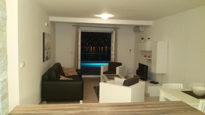 Comfort One-Bedroom Apartment with Sea View  image 1