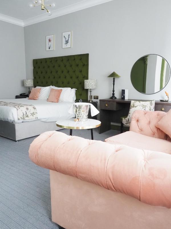 Classic Family Room with One Double Bed and Sofa Bed - Non-Smoking image 1
