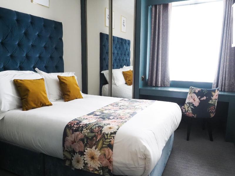 Deluxe Family Suite image 3