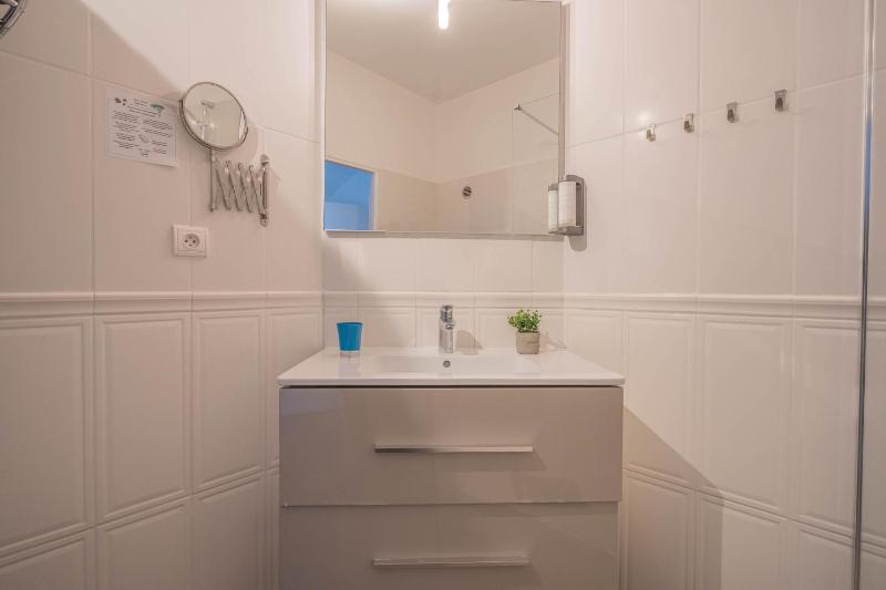 Superior Quadruple Room with air-conditioning and  with a partial sea view image 2