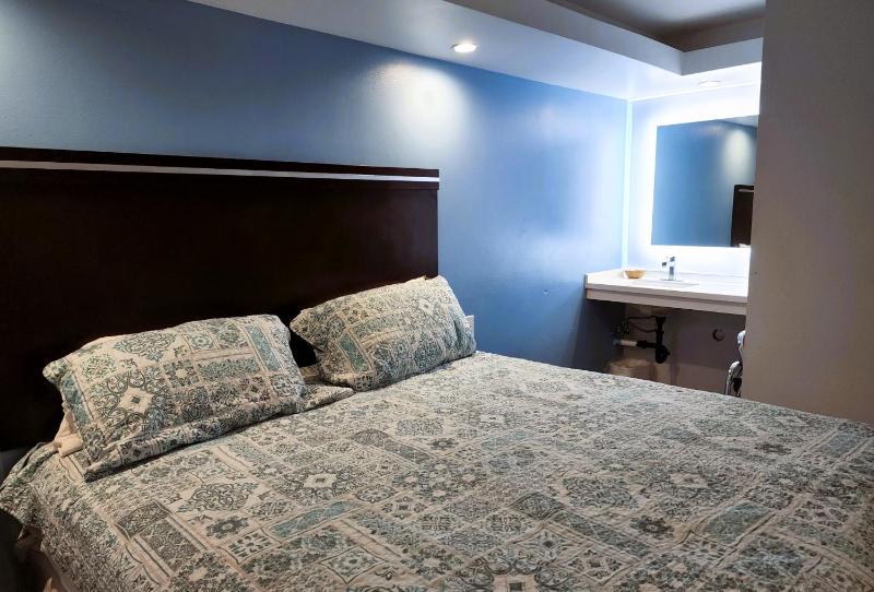 Deluxe Queen Room image 3