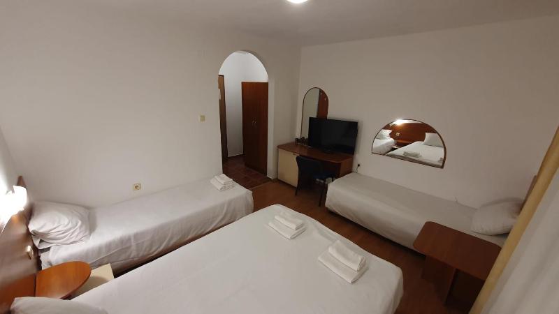 Classic Quadruple Room image 3