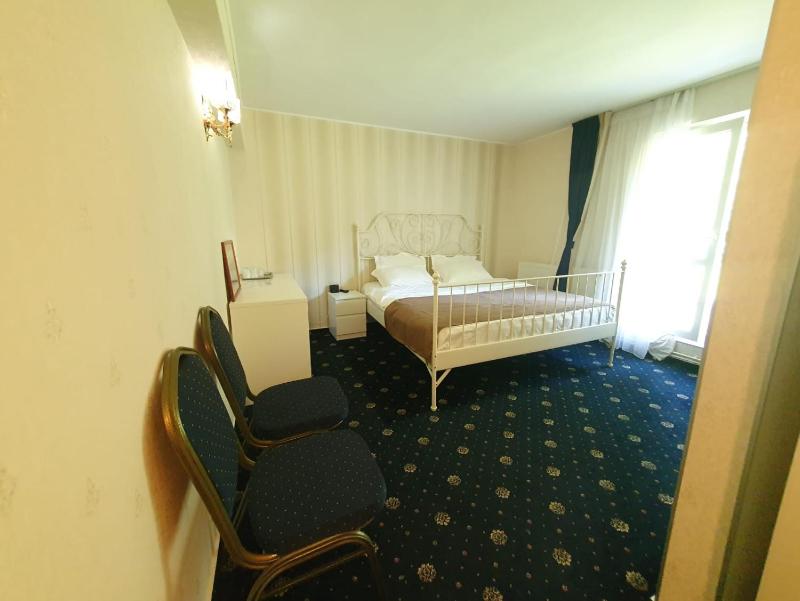 Double Room image 4