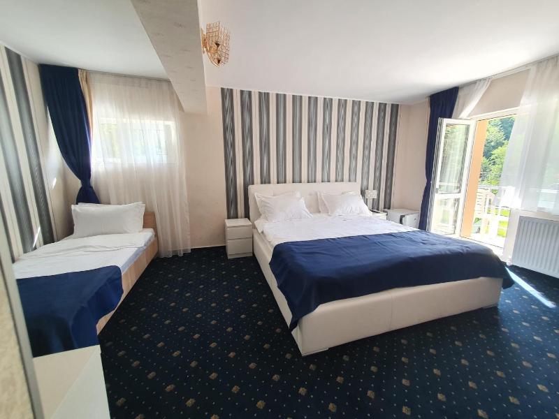 Standard Triple Room image 2