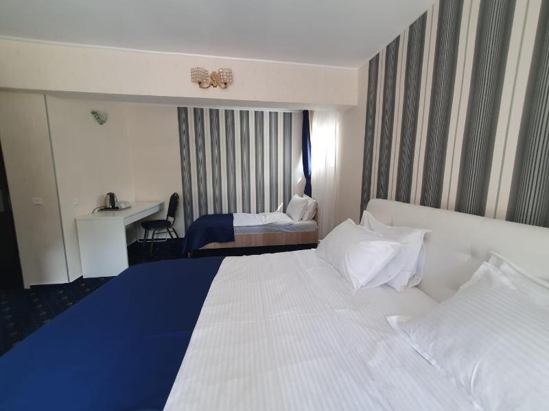 Standard Triple Room image 3