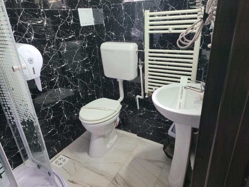 Standard Twin Room image 3