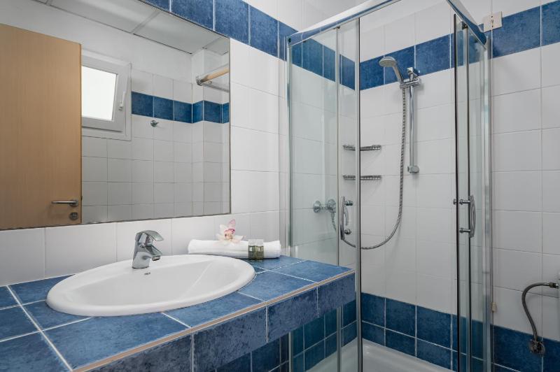Double or Twin Room with Sea View image 3