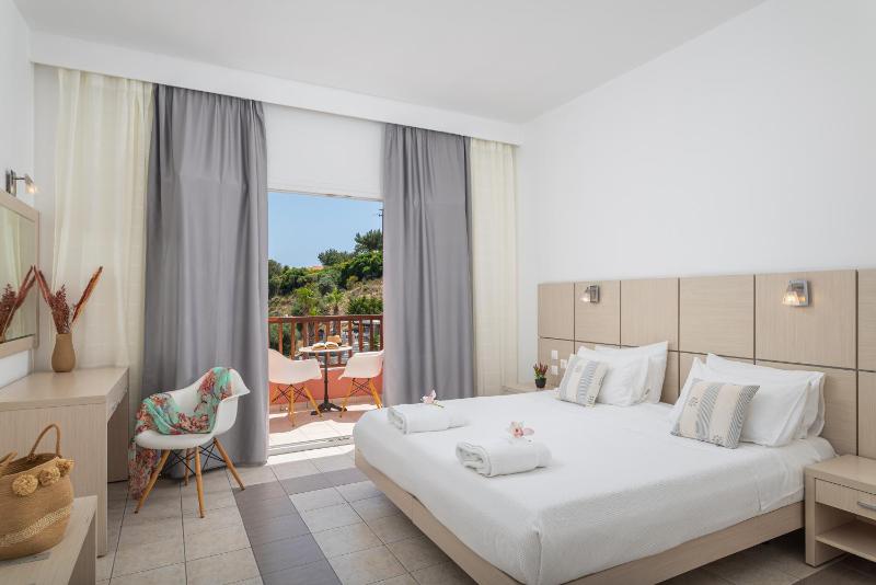 Double or Twin Room with Sea View image 4