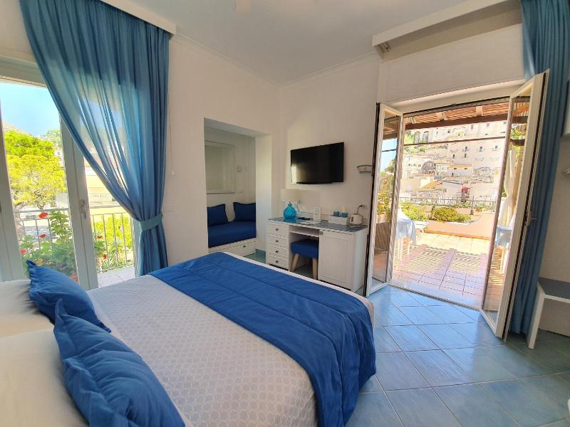 Double Room with Terrace image 4