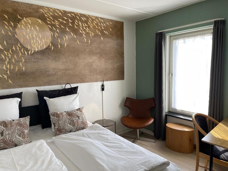 Small Double Room image 3