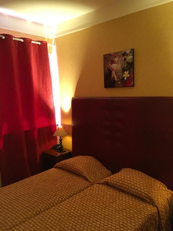 Standard Twin Room image 4