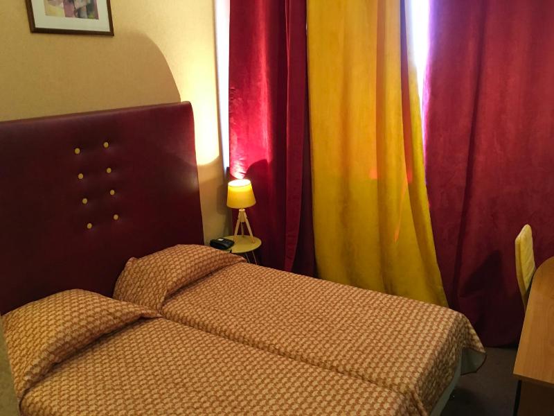 Standard Twin Room image 3