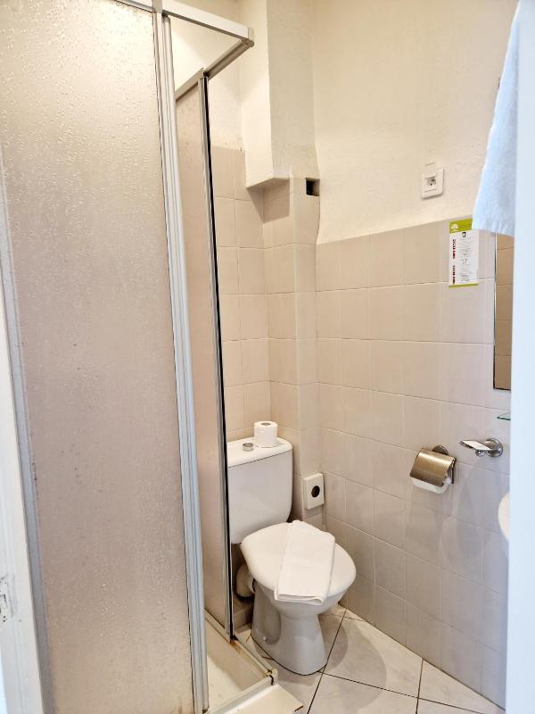 Standard Double Room image 4