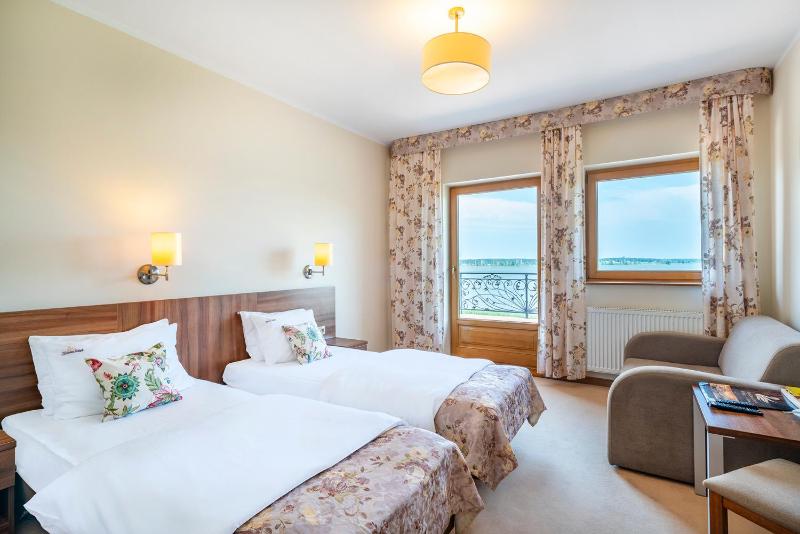 Twin Room with Lake View image 1