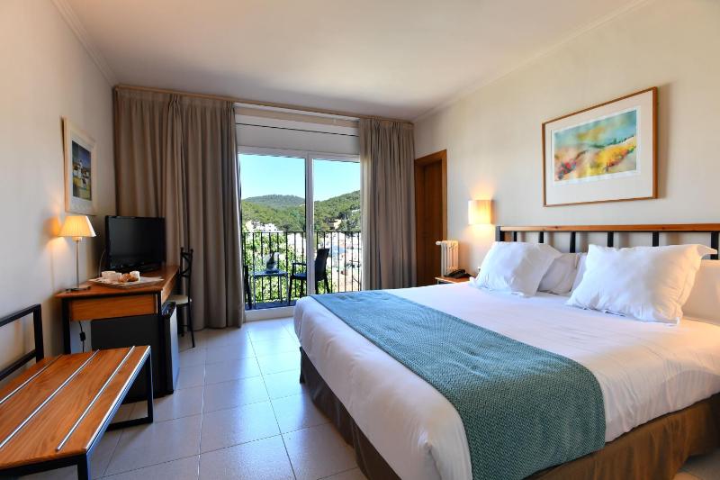 Double Room with Balcony image 3