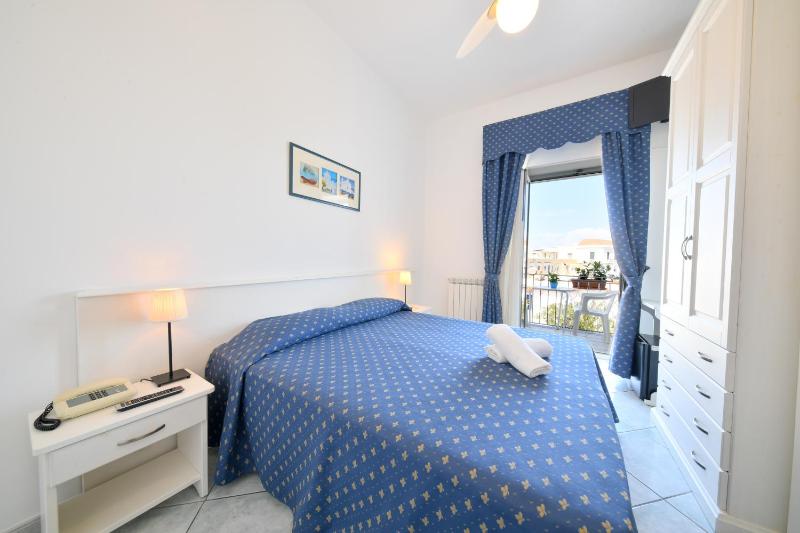 Double Room with Sea View image 4