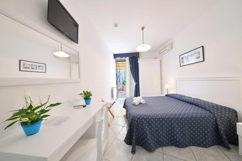 Triple Room with Balcony image 4