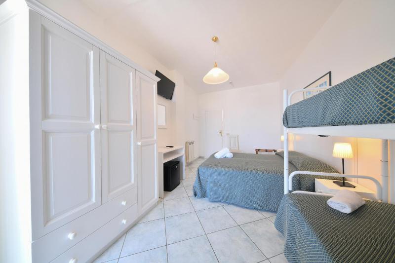 Quadruple Room with Balcony image 2