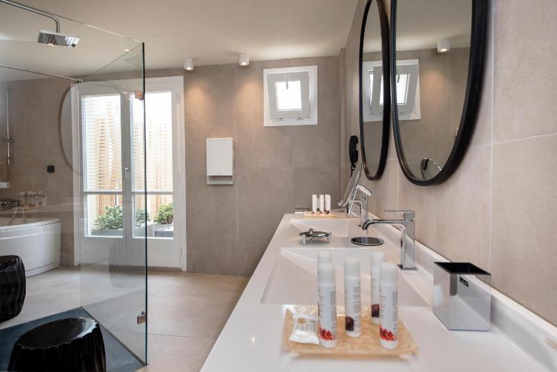 Suite with Sea View image 2