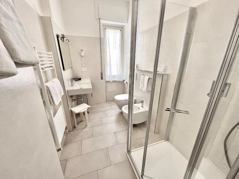 Double or Twin Room with Balcony and Lateral Sea View image 4