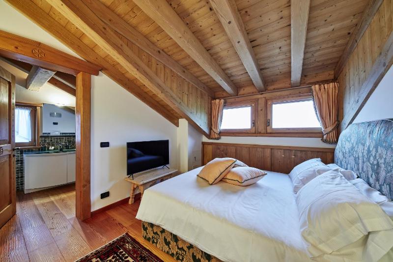 Double Room with Spa Bath image 4