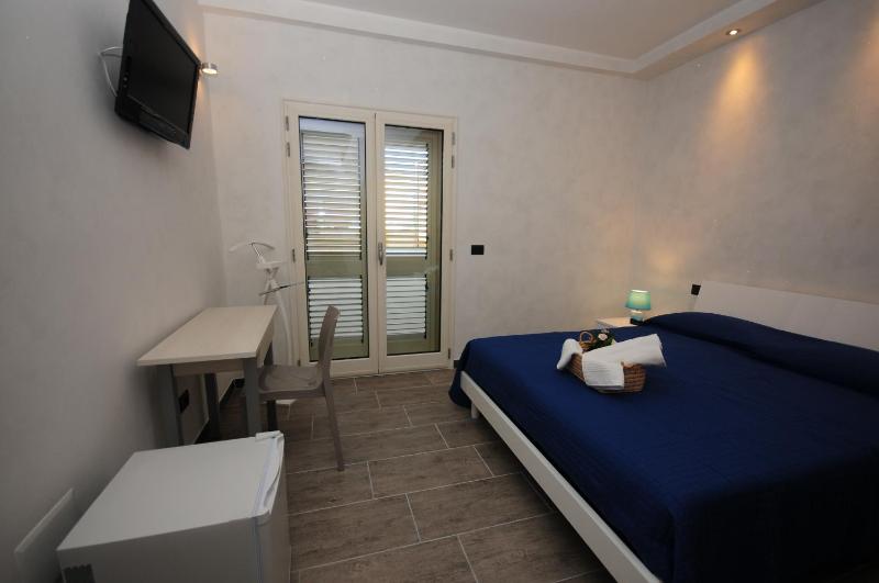 Double Room with Balcony image 4