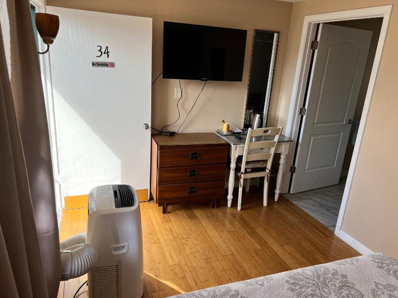 Queen Room - Disability Access image 4